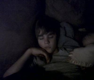 justin bieber sleeping on his laptop. justin bieber sleeping. justin